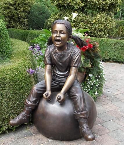 Bronzefigur Mädchen auf Ball