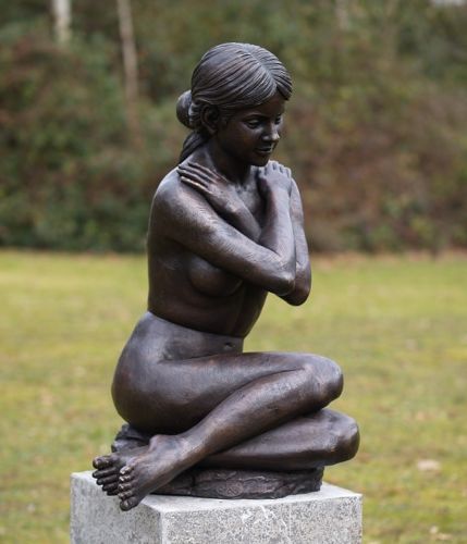 Bronzefigur Sitzende nackte Frau