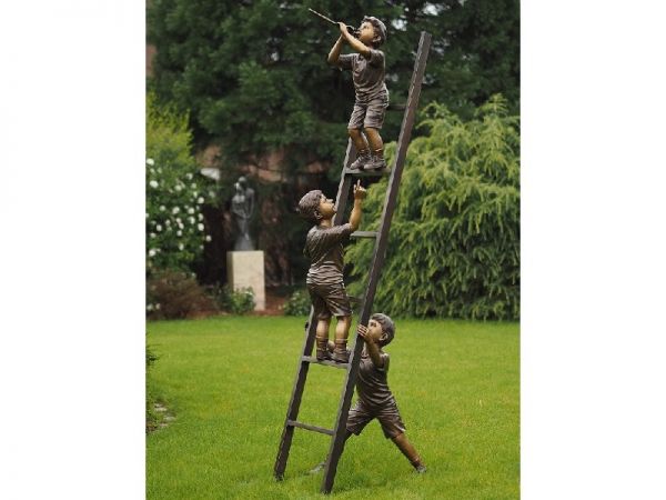 Bronzefigur 3 Jungen auf Leiter