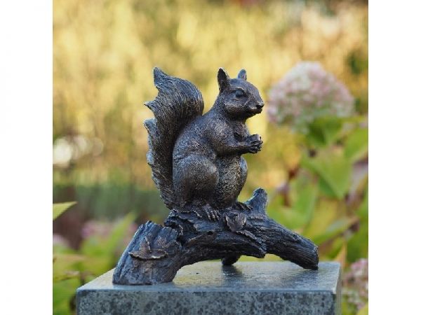 Bronzefigur Eichhörnchen auf Zweig