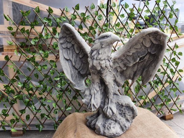 Gartenfigur Adler mit gespannten Flügeln Antik