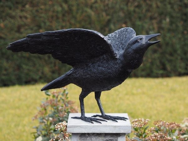 Bronzefigur Rabe mit ausgestreckten Flügeln