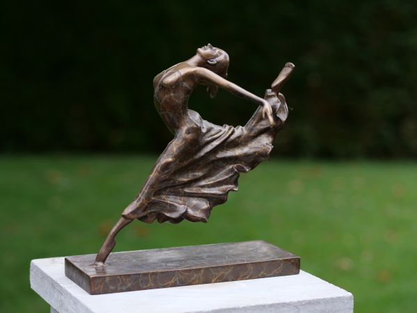 Bronzefigur springendes Mädchen