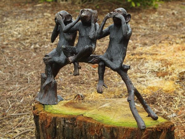 Bronzefigur 3 Affen auf Baumstamm