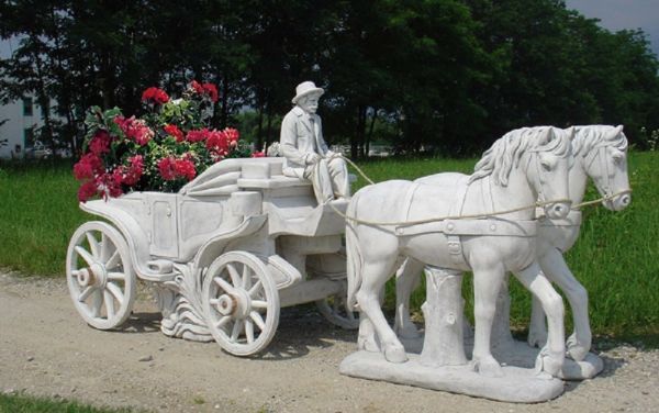 Gartenfigur Pferdekutsche