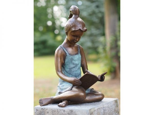 Bronzefigur Lesendes Mädchen groß