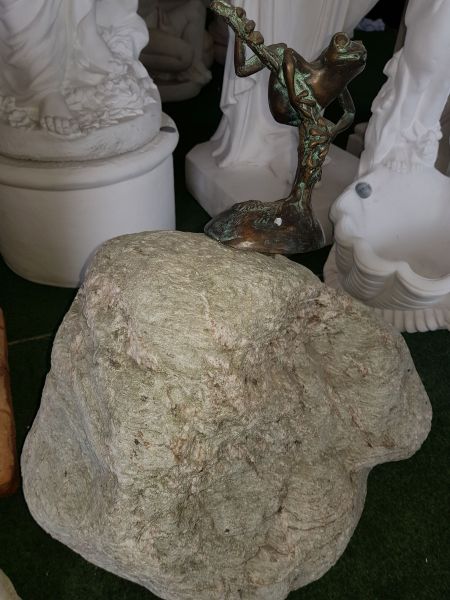 Bronzefigur Frosch auf Fels wasserspeiend