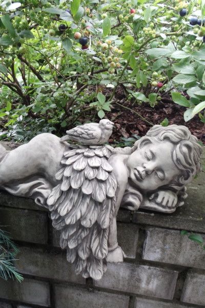 Gartenfigur Engel "AZUR", liegend mit Vogel zum Stecken - Original von Vidroflor