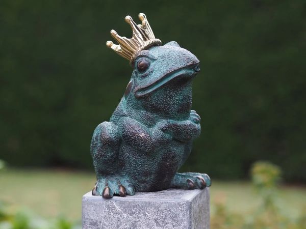 Bronzefigur Frosch mit Krone, sitzend, Wasserspeier inkl. Pumpe und Schlauch