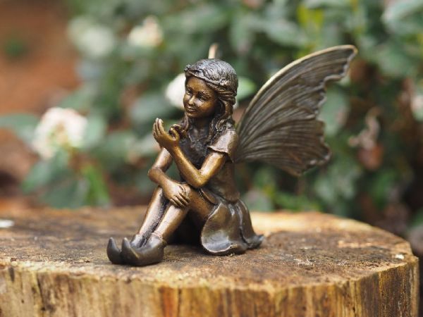 Bronzefigur sitzende Elfe mit Schmetterling