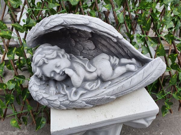 Gartenfigur Engel schlafend in Flügel 3