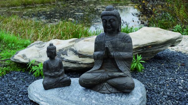 Naturstein Buddha sitzend