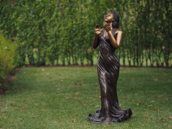 Bronzefigur Frau klatschend