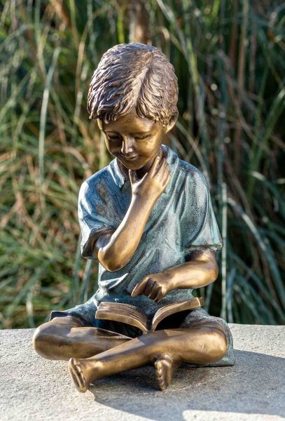 Bronzefigur Junge mit Buch