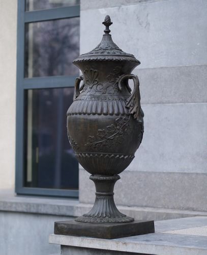 Bronzefigur Vase mit schönen Details aus Bronze