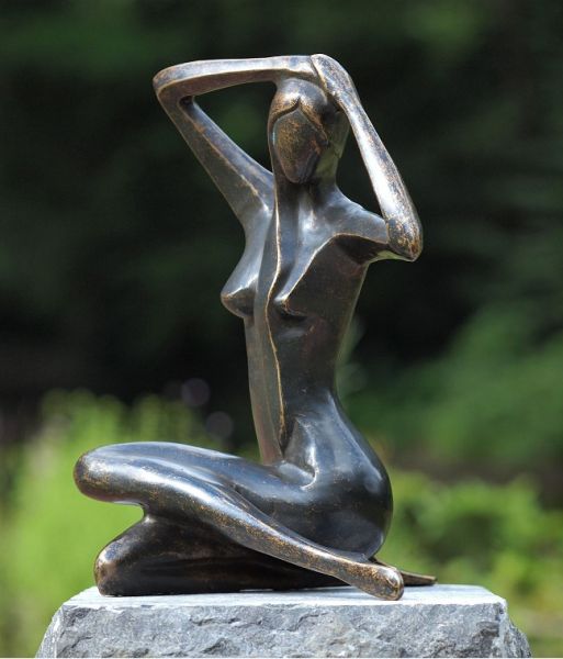 Bronzefigur moderne sitzende Frau, klein