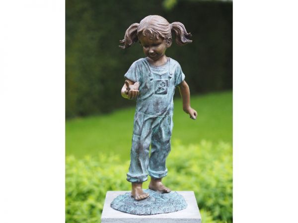Bronzefigur Kleines Mädchen mit Vögelchen