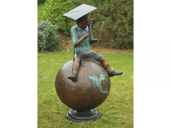 Bronzefigur Junge sitzend auf Globus