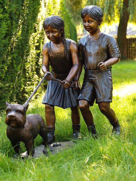 Bronzefigur Mädchen und Junge mit Hund