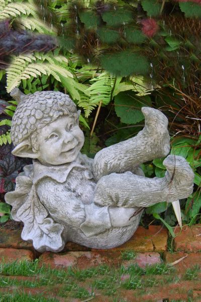 Gartenfigur "ACORN", kleiner Baumelf, © Fiona Scott - Original von Vidroflor