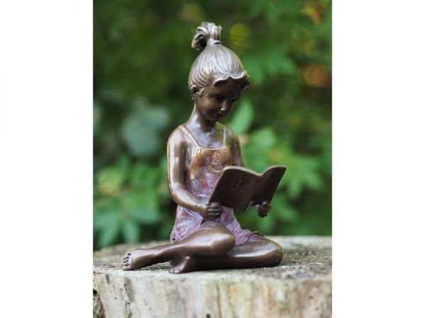 Bronzefigur Lesendes Mädchen klein