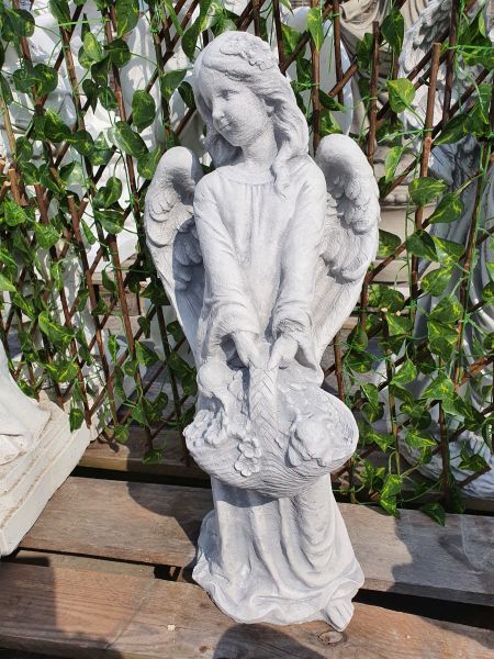 Gartenfigur Engel mit Korb, antik