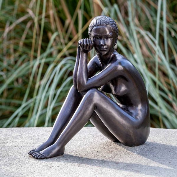 Bronzefigur sitzender Frauenakt