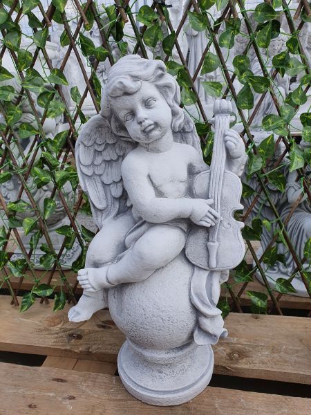 Gartenfigur Engel mit Gitarre auf Kugel