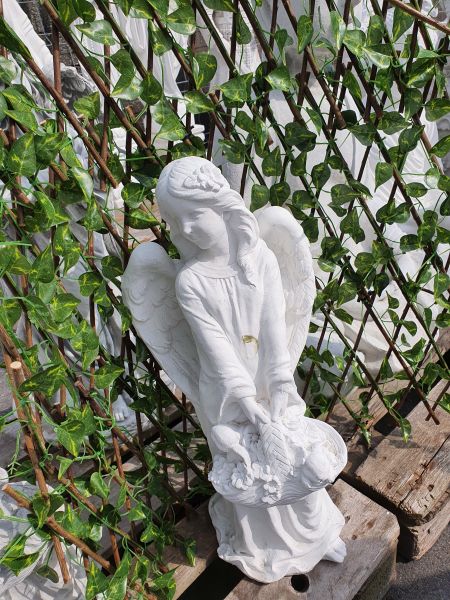 Gartenfigur Engel mit Korb, weiß