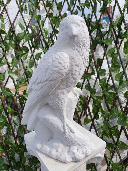 Gartenfigur Adler auf Stamm, klein, weiß