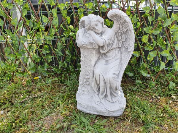 Gartenfigur Engel an Säule, antik