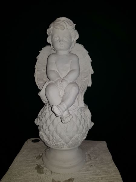 Gartenfigur Engel auf Kugel