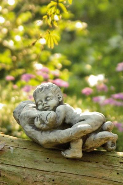Gartenfigur Baby in Hand "NIMA", Steinguss - Original von Vidroflor