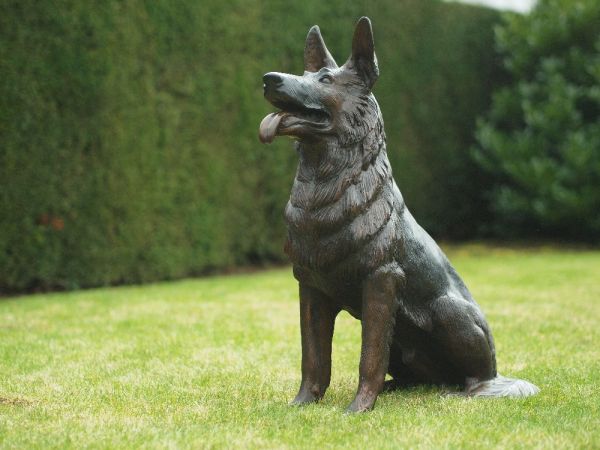 Bronzefigur Sitzender Hund