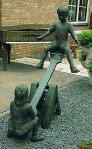 Bronzefigur Kinder auf Wippe