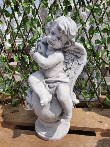 Gartenfigur Engel mit Harfe auf Kugel, antik