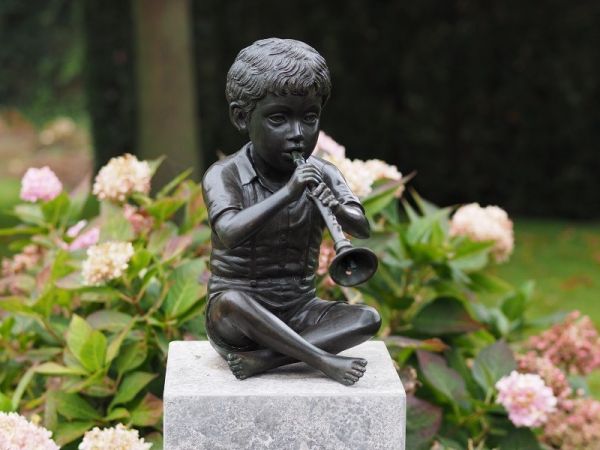 Bronzefigur Sitzender Junge mit Flöte