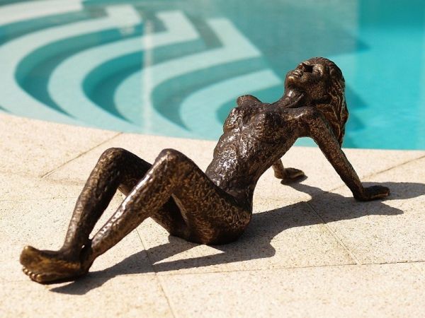 Bronzefigur Moderne Frau liegend