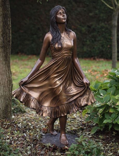 Bronzefigur Frau im Kleid