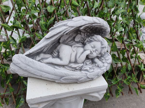 Gartenfigur Engel schlafend in Flügel 2