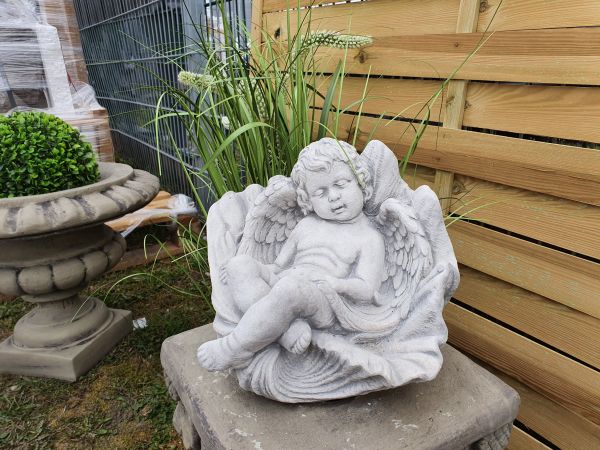 Gartenfigur Engel liegend in Muschel