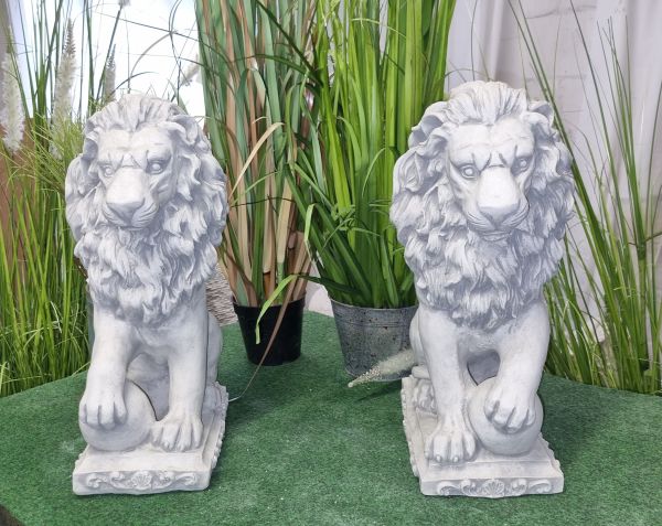 Gartenfigur Löwen mit Kugel 2er Set, antik grau