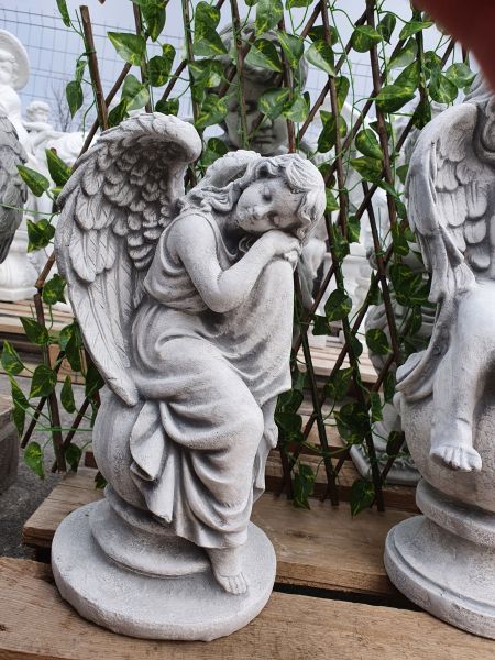 Gartenfigur Engelfrau schlafend, antik
