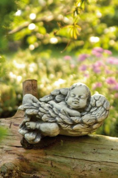Gartenfigur Baby in Flügel liegend "NIMO", Steinguss
