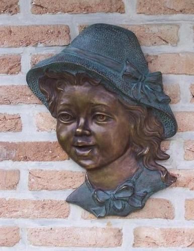 Bronzefigur Mädchen mit Hut Wanddeko