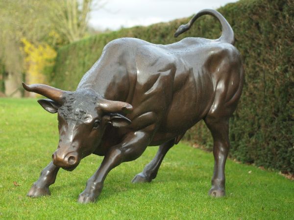 Bronzefigur Angreifender Stier