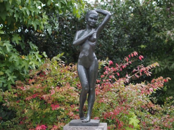 Bronzefigur stehender Frauenakt