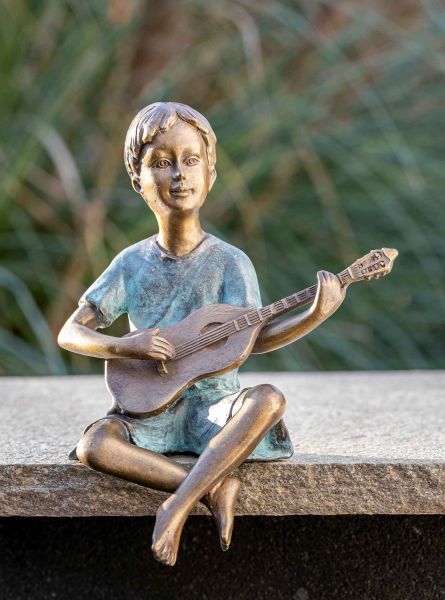 Bronzefigur Junge mit Gitarre