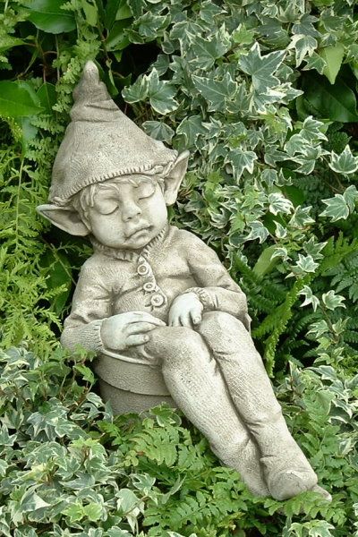 Gartenfigur "Joe, asleep...", © by Fiona Scott, Steinguss - Original von Vidroflor