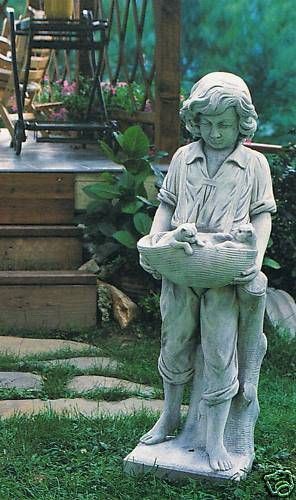 Gartenfigur "Filippo" mit Kätzchen im Korb Made in Italy